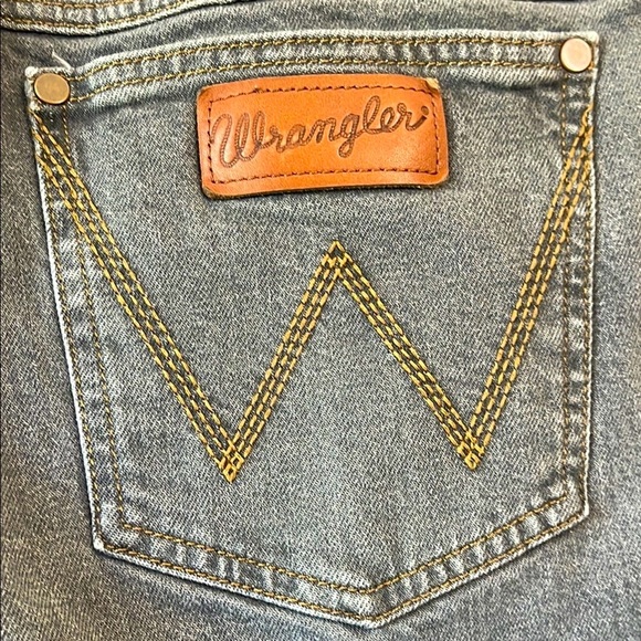 Wrangler Gray Straight-Leg Jeans Versatile Style - Picture 9 of 14